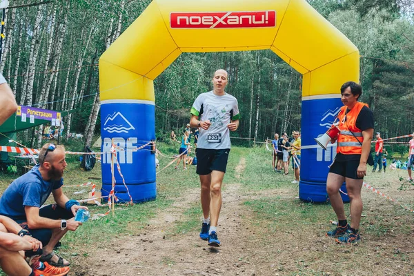 28 Haziran 2018 - Raubichi, Beyaz Rusya: maraton bitiş noktasına gelen böceği iz, 7 Raubichi, adam