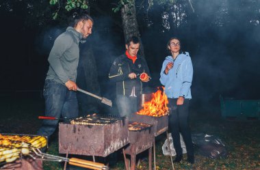 Eylül, 29, 2018 - Minsk, Beyaz Rusya: Quest yerler Beyaz Rusya, gece parti barbekü yapma arkadaş grubu hakkında