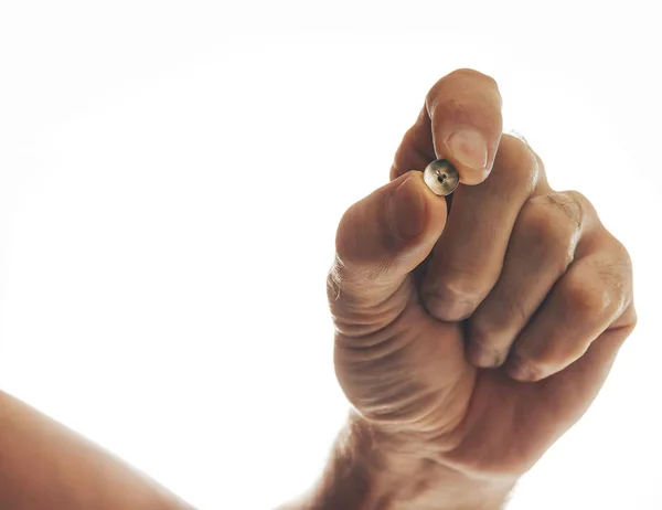 Обрезанный Снимок Мужской Руки Металлической Кнопкой Изолированной Белом — стоковое фото