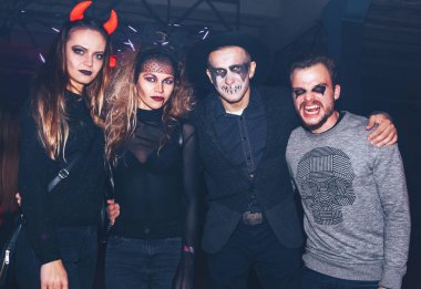 Ekim, 28-29, 2017 - Minsk, Beyaz Rusya: space sanat, parti adanmış Cadılar Bayramı, bir grup insan korkunç korkunç kamera parti sırasında arıyor