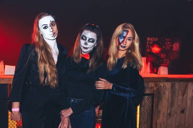 Ekim, 28-29, 2017 - Minsk, Beyaz Rusya: space sanat, parti adanmış Cadılar Bayramı, kamera parti sırasında arayan genç grimmed kadın gurup