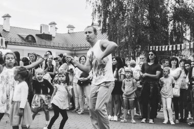 Eylül, 1, 2018 - Minsk, Beyaz Rusya: adam mikrofon şarkı bir grup insan önünde sokakta