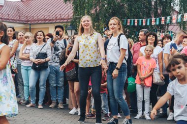 1 Eylül 2018 - Minsk, Beyaz Rusya: City, bir grup insan sokakta ayakta festivaller