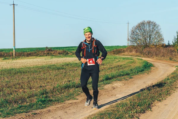 Octubre 2018 Novogrudok Belarús Castle Road Hombre Corriendo Por Sendero — Foto de Stock