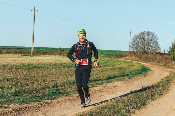 Octubre 2018 Novogrudok Belarús Castle Road Hombre Corriendo Por Sendero — Foto de Stock