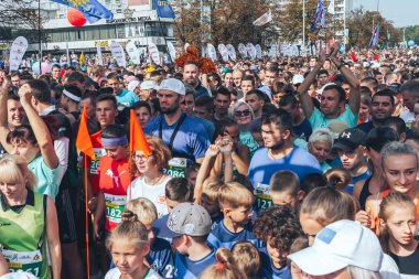 Eylül, 9, 2018 - Minsk, Beyaz Rusya: Yarı maraton, Minsk, grup insan sokakta başlamadan önce ısınma yapıyor