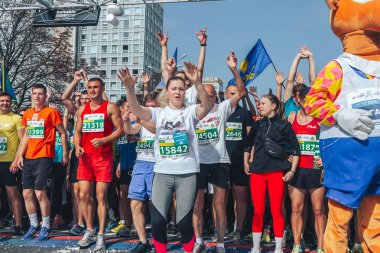 Eylül, 9, 2018 - Minsk, Beyaz Rusya: Yarı maraton, Minsk, grup insan sokakta başlamadan önce ısınma yapıyor