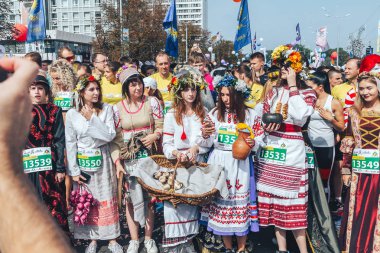 Eylül, 9, 2018 - Minsk, Beyaz Rusya: Yarı maraton, Minsk, grup insan sokakta başlamadan önce ısınma yapıyor