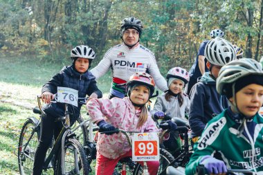 Ekim, 14, 2018 - Minsk, Beyaz Rusya: 2018 Olimpiyat çapraz ülke Kupası Xco Medvezhino, çocukların yarışın başlamasından Bisiklet ile grup içinde