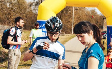 15 Nisan 2018, Krevo, Beyaz Rusya, Beetle iz: yakışıklı genç bisikletçi yarış yöneticileri için konuşmaya kask içinde