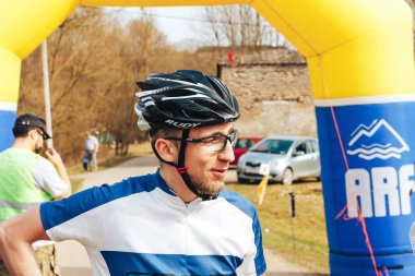 15 Nisan 2018, Krevo, Beyaz Rusya, Beetle iz: yakışıklı genç bisikletçi kask içinde