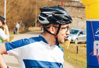 15 Nisan 2018, Krevo, Beyaz Rusya, Beetle iz: yakışıklı genç bisikletçi kask içinde