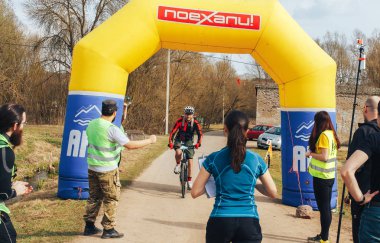 15 Nisan 2018, Krevo, Beyaz Rusya, Beetle iz: bitiş çizgisine çapraz yol yarışı Bisiklet