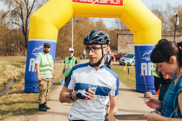 Abril 2018 Krevo Bielorrusia Beetle Trail Joven Ciclista Guapo Casco — Foto de Stock