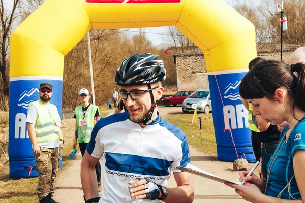 Abril 2018 Krevo Bielorrusia Beetle Trail Joven Ciclista Guapo Casco — Foto de Stock