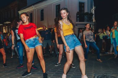 Temmuz, 21, 2018 - Minsk, Beyaz Rusya: bir grup insan meydanında akşamları dans