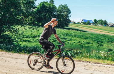 26-27 Mayıs, 2018 - Naliboki, Beyaz Rusya: All-Belarusça Amatör maraton Naliboki, adam binicilik bisiklet