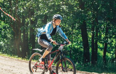 Mayıs 26-27, 2018 - Naliboki, Beyaz Rusya: All-Belarusça Amatör maraton Naliboki, kadın binicilik bisiklet