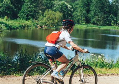 Mayıs 26-27, 2018 - Naliboki, Beyaz Rusya: All-Belarusça Amatör maraton Naliboki, kadın binicilik bisiklet