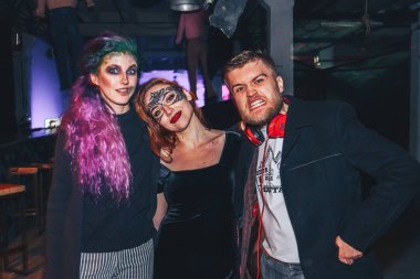 Ekim, 28-29, 2017 - Minsk, Beyaz Rusya: space sanat, parti adanmış Cadılar Bayramı, grup genç arkadaşlar Club kostümleri