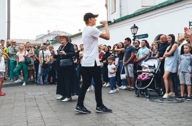 Eylül, 1, 2018 - Minsk, Beyaz Rusya: adam mikrofon şarkı bir grup insan önünde sokakta