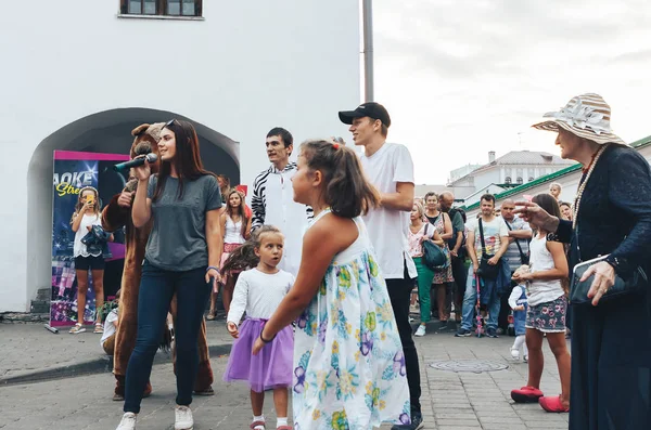 Septiembre 2018 Minsk Bielorrusia Dos Hombres Con Micrófonos Cantando Calle — Foto de Stock