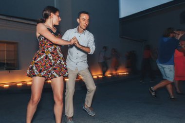 Ağustos, 4, 2018 - Minsk, Beyaz Rusya: Erkek ve kadın olay sırasında dans