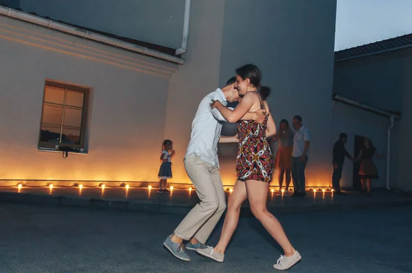 2018年8月4日 明斯克 白俄罗斯 男子和妇女在活动期间跳舞 — 图库照片