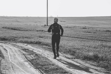 6 Ekim 2018 - Novogrudok, Beyaz Rusya, kale yolu: iz alanı boyunca koşan adam