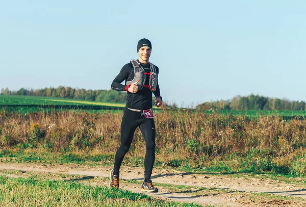 Octubre 2018 Novogrudok Belarús Castle Road Hombre Corriendo Por Sendero — Foto de Stock