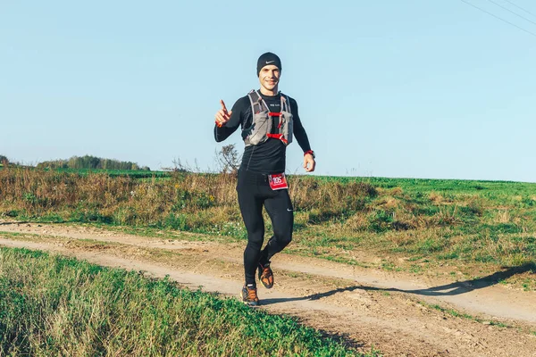 Octubre 2018 Novogrudok Belarús Castle Road Hombre Corriendo Por Sendero — Foto de Stock