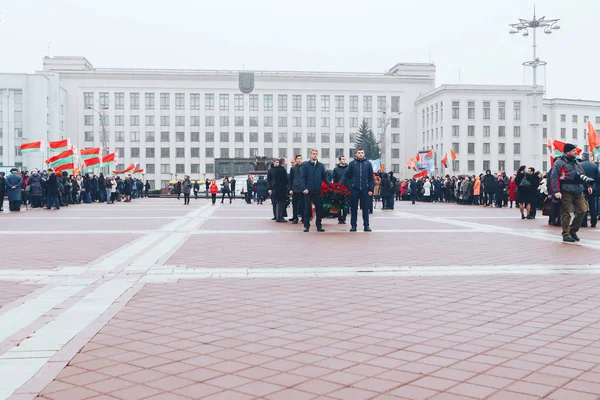 Novembro 2018 Minsk Bielorrússia Homens Carregando Rosas Durante Aniversário Grande — Fotografia de Stock