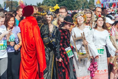 Eylül, 9, 2018 - Minsk, Beyaz Rusya: Yarı maraton, Minsk, grup insan sokakta başlamadan önce ısınma yapıyor