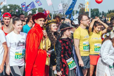 Eylül, 9, 2018 - Minsk, Beyaz Rusya: Yarı maraton, Minsk, grup insan sokakta başlamadan önce ısınma yapıyor