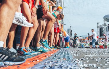 Eylül, 9, 2018 - Minsk, Beyaz Rusya: Yarı maraton, Minsk, grup insan sokakta başlamadan önce ısınma yapıyor