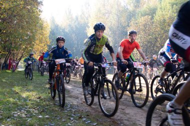 Ekim, 14, 2018 - Minsk, Beyaz Rusya: 2018 Olimpiyat çapraz ülke Kupası Xco Medvezhino yılında, bir grup insan sürme orman yolu Bisikletler