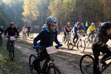 Ekim, 14, 2018 - Minsk, Beyaz Rusya: 2018 Olimpiyat çapraz ülke Kupası Xco Medvezhino yılında, bir grup insan sürme orman yolu Bisikletler