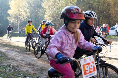 Ekim, 14, 2018 - Minsk, Beyaz Rusya: 2018 Olimpiyat çapraz ülke Kupası Xco Medvezhino yılında, bir grup insan sürme orman yolu Bisikletler