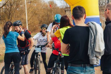 15 Nisan 2018, Krevo, Beyaz Rusya, Beetle iz: grup ülke yarış çapraz üzerinde bisiklet