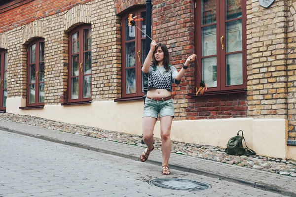 Lipca 2018 Mińsk Białoruś Street Idzie Dziewczyna Okazuje Ulicy — Zdjęcie stockowe