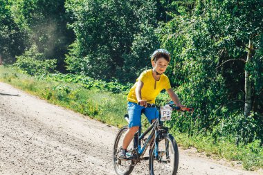 26-27 Mayıs, 2018 - Naliboki, Beyaz Rusya: All-Belarusça Amatör maraton Naliboki, arazi sürüş sahip genç çocuk