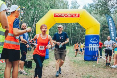 28 Haziran 2018 - Raubichi, Beyaz Rusya: maraton bitiş çizgisinde gelen böceği iz, 7 Raubichi, yetişkin çift