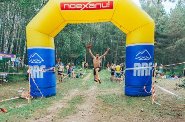 28 Haziran 2018 - Raubichi, Beyaz Rusya: yarışın bitiş çizgisinde gelen böceği iz, 7 Raubichi, mutlu gömleksiz adam