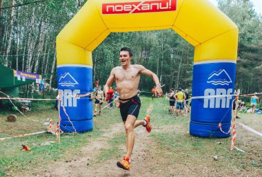 28 Haziran 2018 - Raubichi, Beyaz Rusya: yarışın bitiş çizgisinde gelen böceği iz, 7 Raubichi, mutlu gömleksiz adam