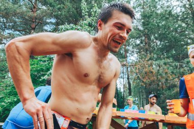 28 Haziran 2018 - Raubichi, Beyaz Rusya: Beetle iz, 7 Raubichi, yakın çekim çekim gömleksiz yakışıklı Maratondan sonra dinlenme