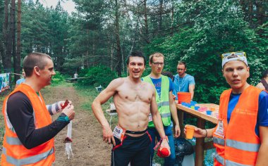 28 Haziran 2018 - Raubichi, Beyaz Rusya: Maratondan sonra dinlenme ve kameraya bakarak böceği iz, 7 Raubichi, yakışıklı gömleksiz adam