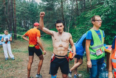 28 Haziran 2018 - Raubichi, Beyaz Rusya: Maratondan sonra yumruk yükselterek böceği iz, 7 Raubichi, yakışıklı gömleksiz adam