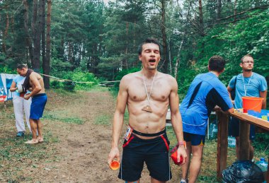28 Haziran 2018 - Raubichi, Beyaz Rusya: Maratondan sonra dinlenme böceği iz, 7 Raubichi, yakışıklı gömleksiz adam