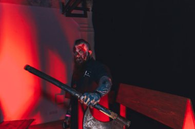 Ekim, 28-29, 2017 - Minsk, Beyaz Rusya: space sanat, Cadılar Bayramı için adanmış parti sakallı adam muhtar kostüm baltayla