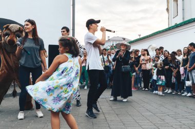 Eylül, 1, 2018 - Minsk, Beyaz Rusya: adam mikrofon şarkı bir grup insan önünde sokakta